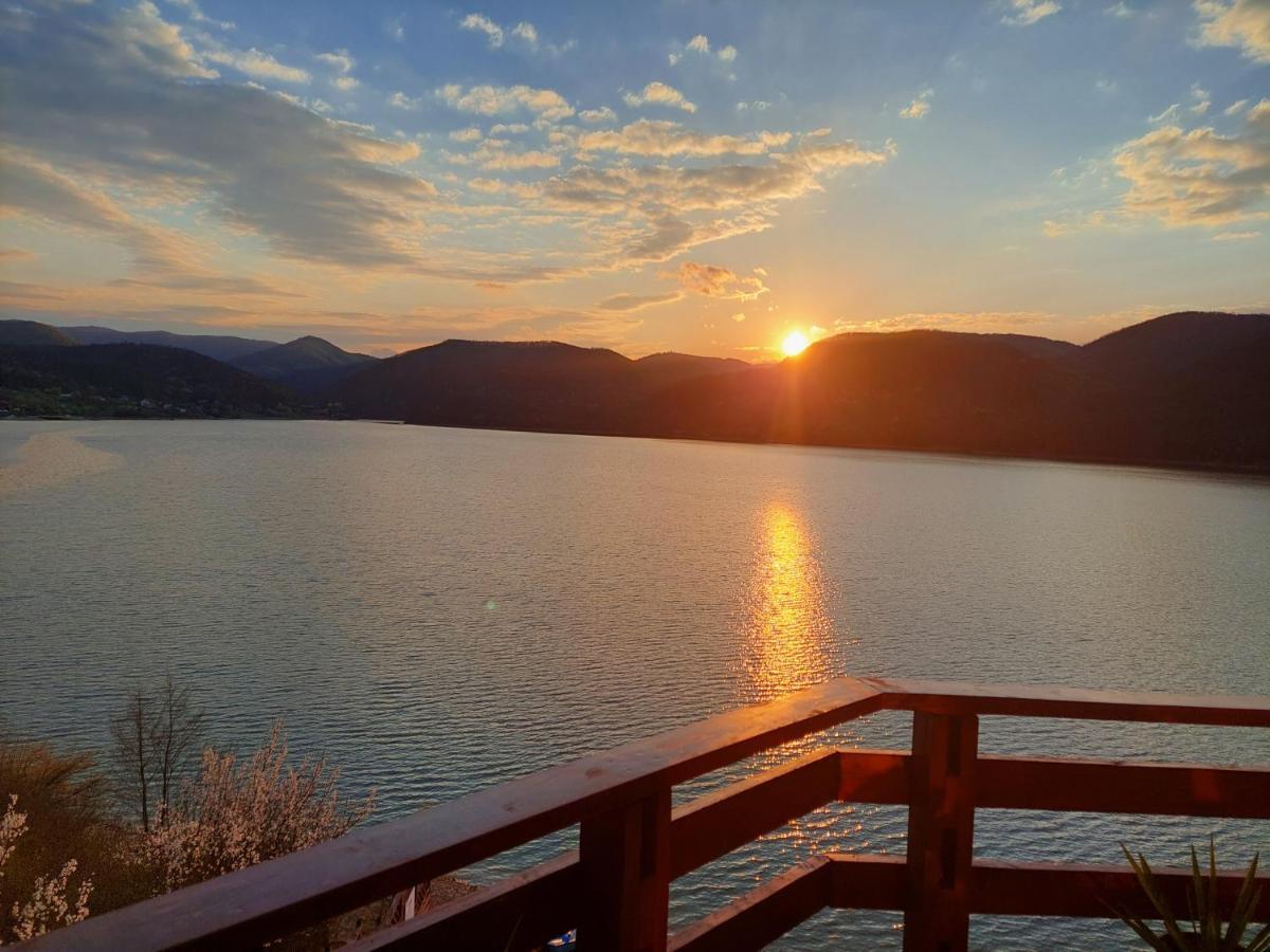 Pensiunea Belvedere Lago Cinciş Esterno foto