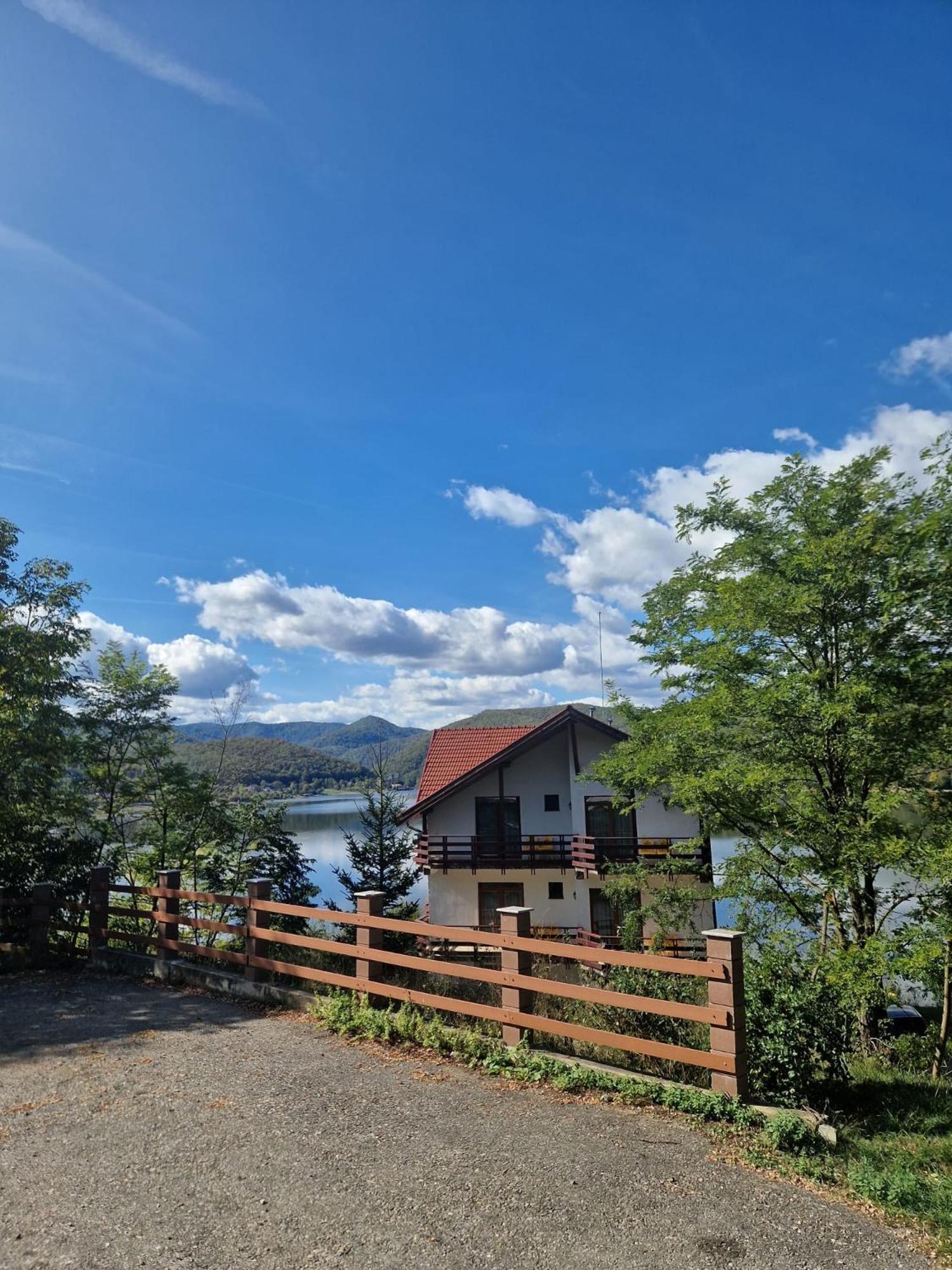 Pensiunea Belvedere Lago Cinciş Esterno foto