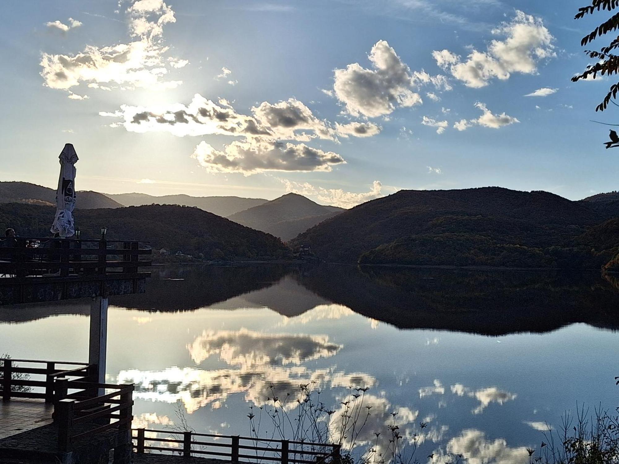 Pensiunea Belvedere Lago Cinciş Esterno foto