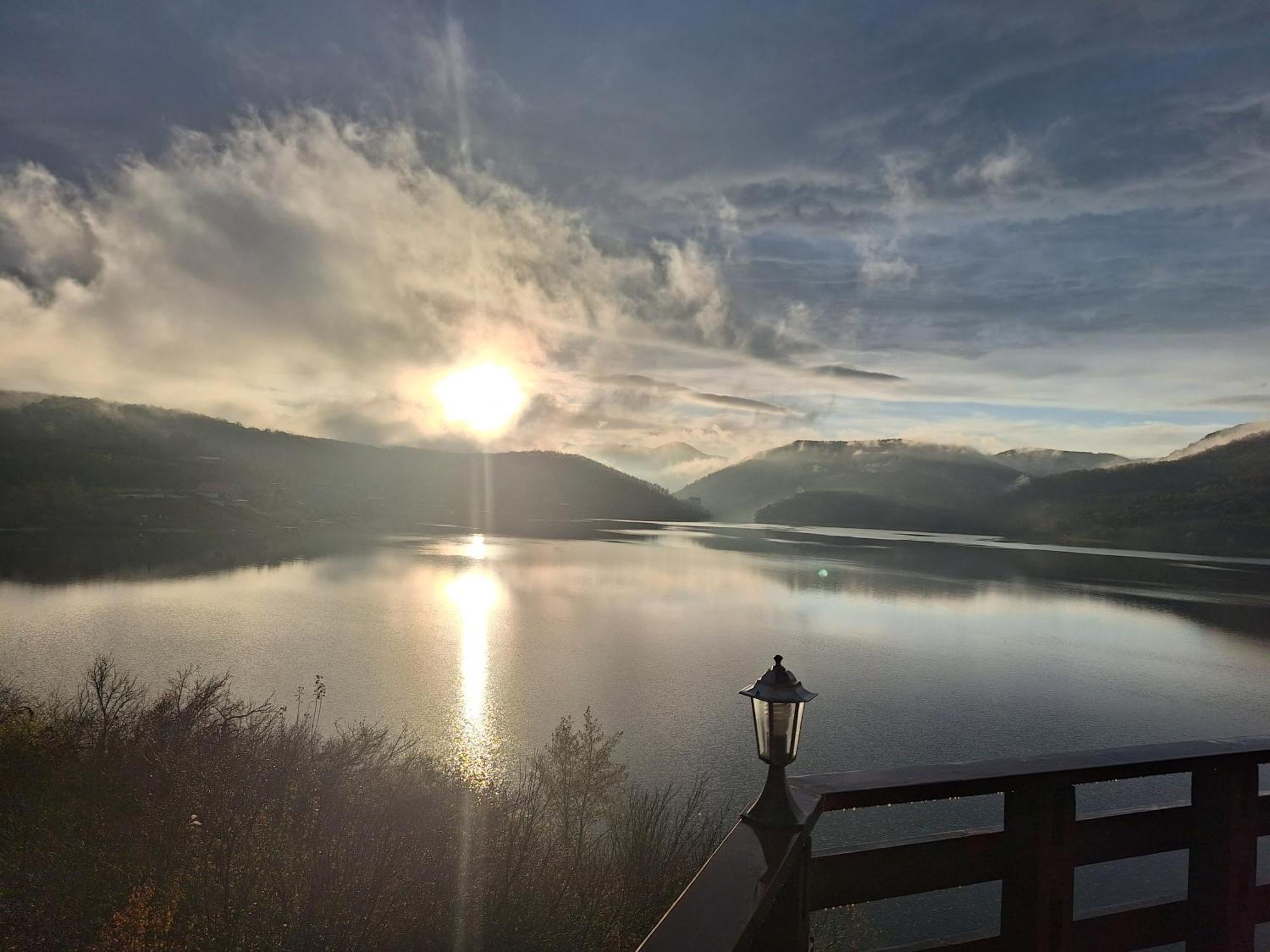 Pensiunea Belvedere Lago Cinciş Esterno foto