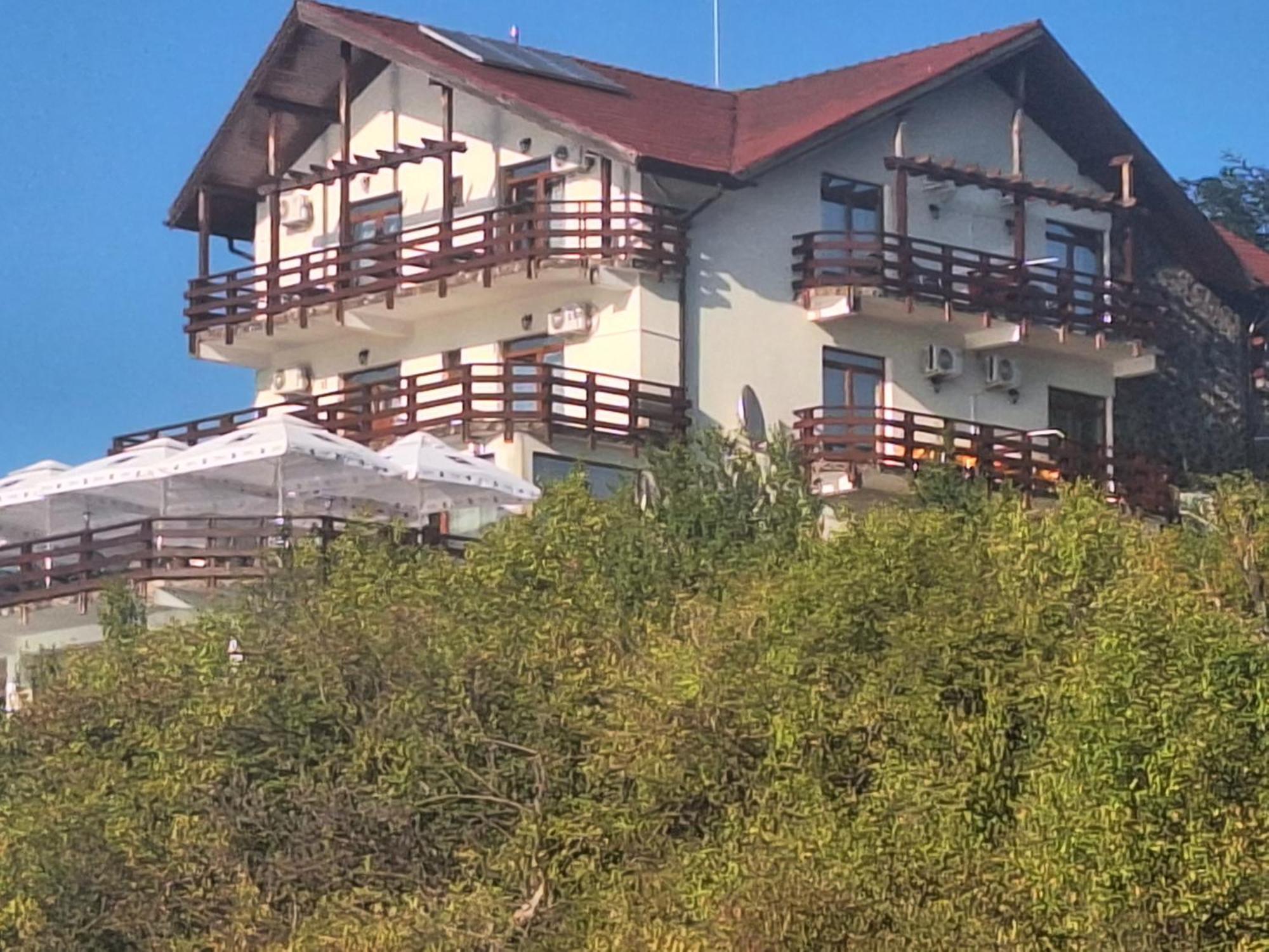 Pensiunea Belvedere Lago Cinciş Esterno foto