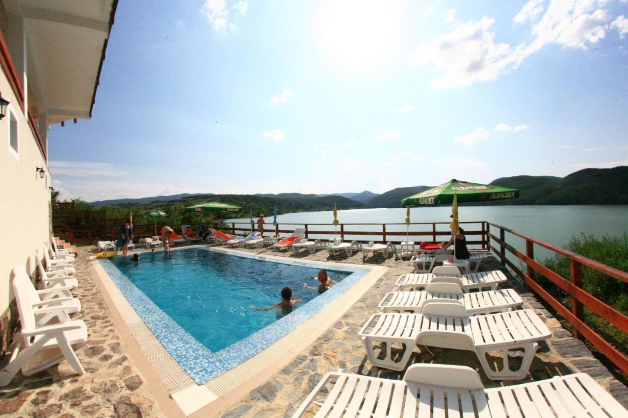 Pensiunea Belvedere Lago Cinciş Esterno foto